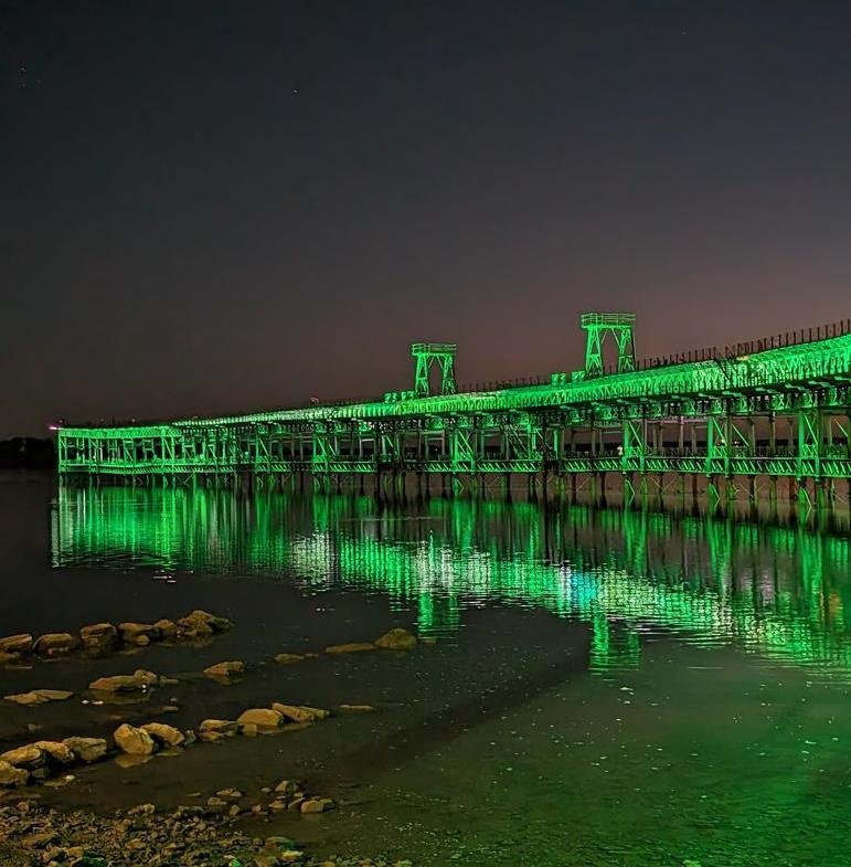 El Muelle del Río Tinto de Huelva se ilumina de verde para sumarse al Día Mundial del Farmacéutico