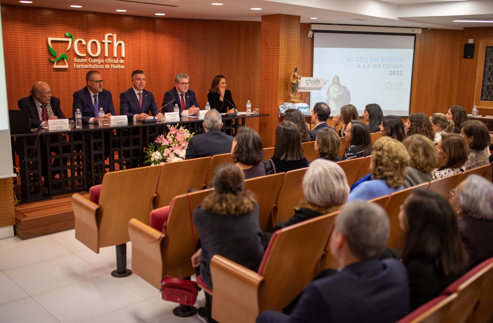 La farmacia onubense reconoce la labor de sus compañeros en los actos de la patrona y entrega su máxima distinción, la Carabela La Pinta, a Agustín García Asuero