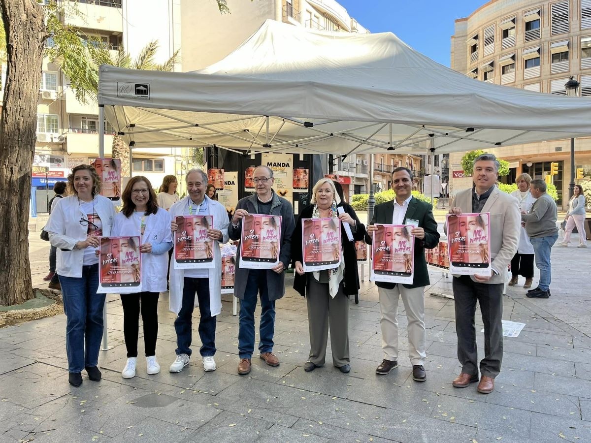 Farmacéuticos y otros sanitarios de AP de Huelva ofrecen consejos frente al uso de vapeadores en el centro de Huelva