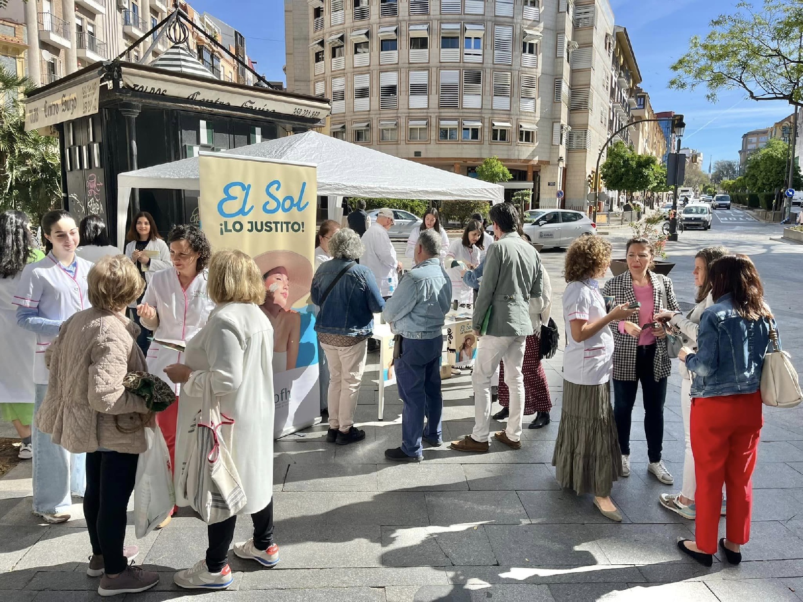 Los farmacéuticos de Huelva salen a la calle para mostrar a la población cómo seguir una correcta protección solar