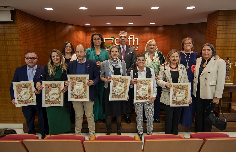 El Colegio da la bienvenida a los nuevos colegiados y entrega sus insignias de oro y plata con motivo de nuestra Patrona