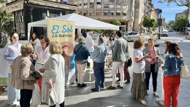 Los farmacéuticos de Huelva salen a la calle para mostrar a la población cómo seguir una correcta protección solar