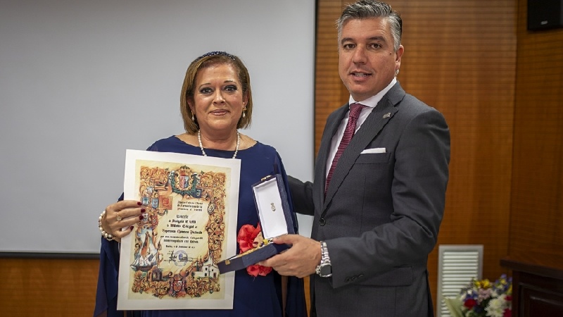 La farmacéutica Esperanza Quintero, directora gerente del Hospital Infanta Elena de Huelva, recibe nuestra máxima distinción colegial